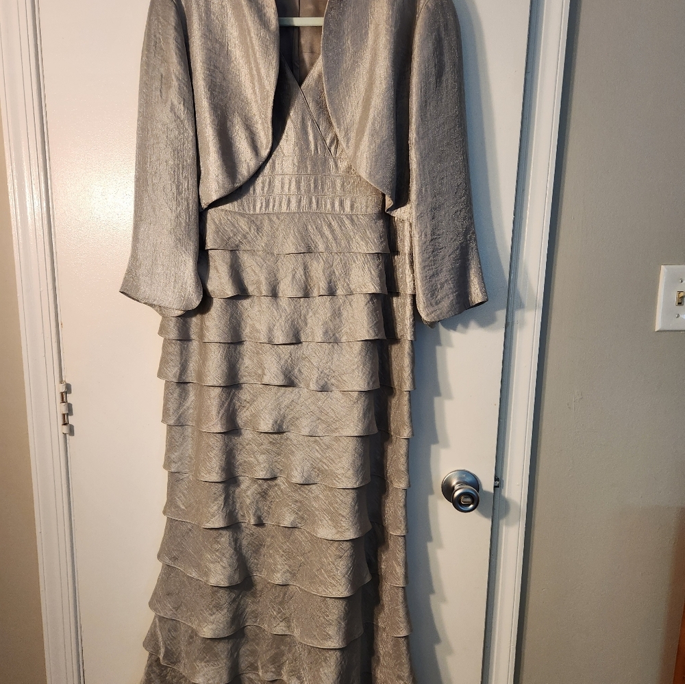 Adrianna Papell Silver/Gray Size 14 Tiered Ruffled Gown